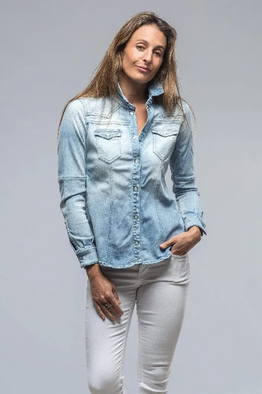 Maddi Fitted Snap Shirt In Clean Light Wash